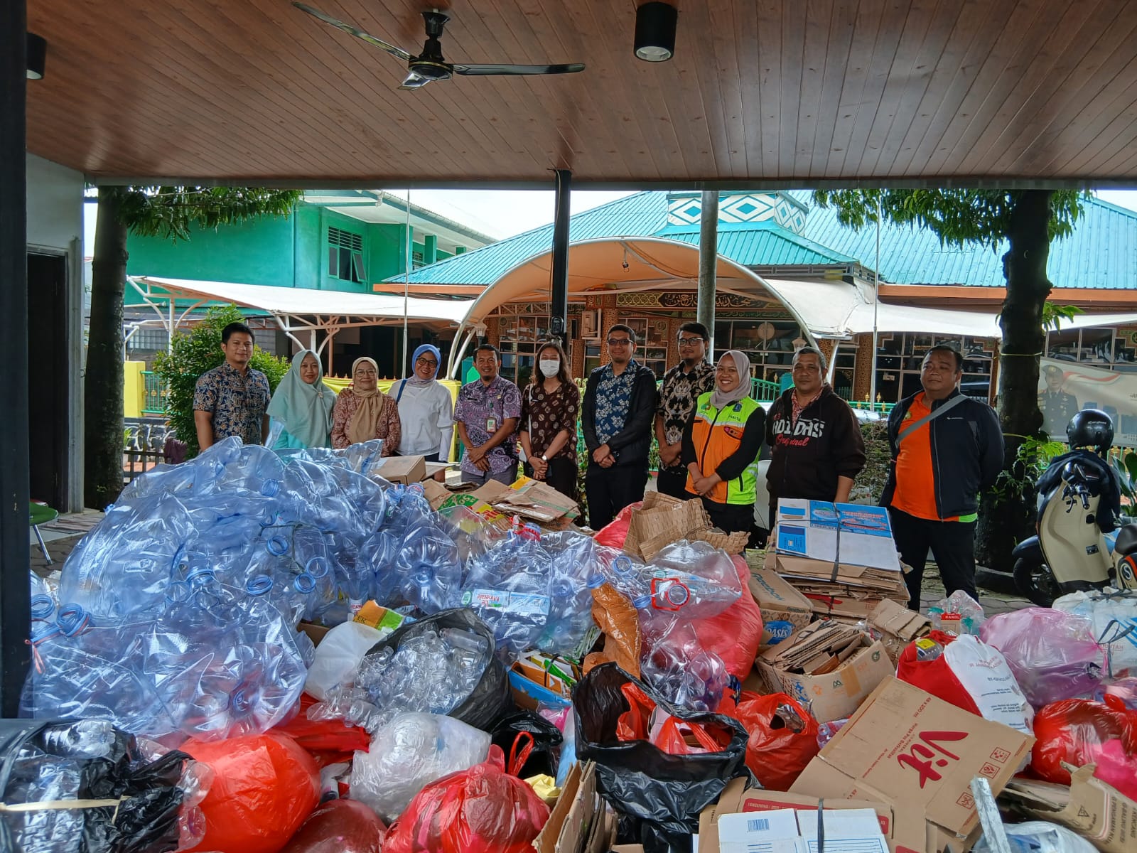Dokumentasi Penimbangan Nasabah Bank Sampah AKKOM